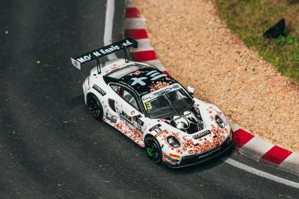 ماکت پورشه ۹۱۱ GT3 R تیم Phantom Global Racing شماره ۱۳، سوزوکا ۱۰۰۰ کیلومتر ۲۰۲۵ همراه با کارت‌های تارمک Tarmac Works